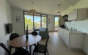 F2 neuf cosy et élégant avec terrasse, parking, WIFI